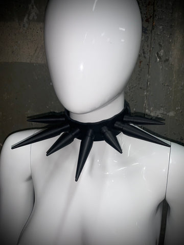 Blacked out wide collar with large spikes