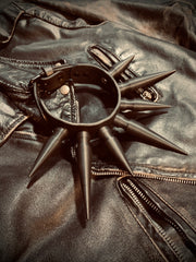 Blacked out wide collar with large spikes